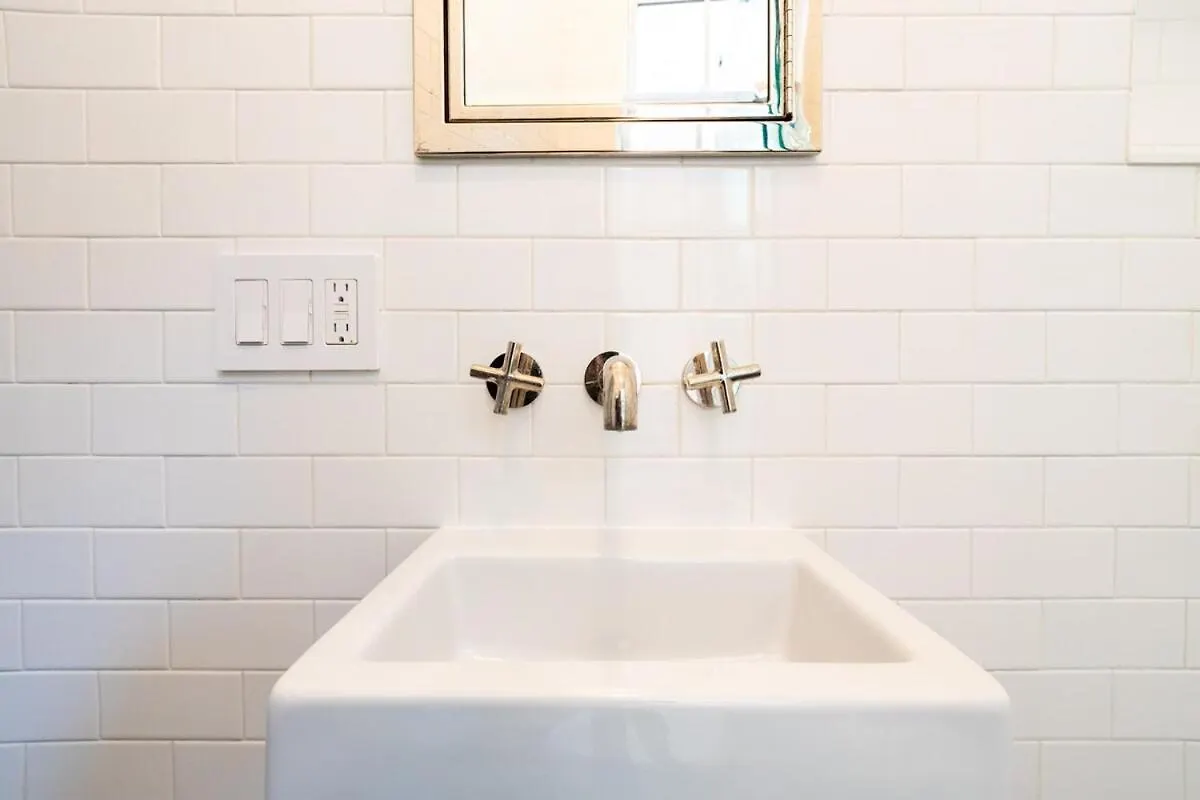 E10-2 Designer East Village Townhouse 1Br New York