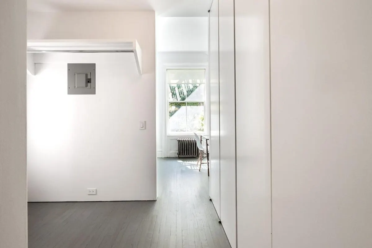 E10-2 Designer East Village Townhouse 1Br New York