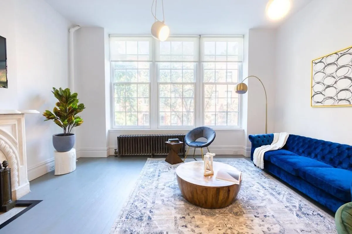E10-2 Designer East Village Townhouse 1Br New York